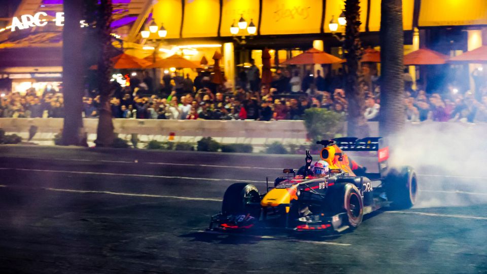 Un auto del equipo de carreras de Fórmula 1 de Oracle Red Bull Racing se quema en el Strip de Las Vegas durante la Fiesta de Lanzamiento del Gran Premio de Las Vegas.