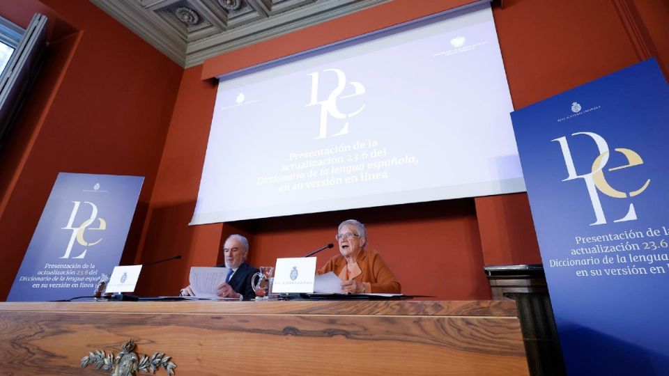 Director de la RAE, Santiago Muñoz y la académica Paz Battaner