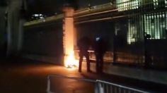 VIDEO: un hombre inició un incendio en la puerta del Palacio de Buckingham y fue arrestado