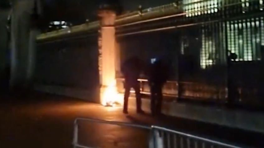 VIDEO: un hombre inició un incendio en la puerta del Palacio de Buckingham y fue arrestado