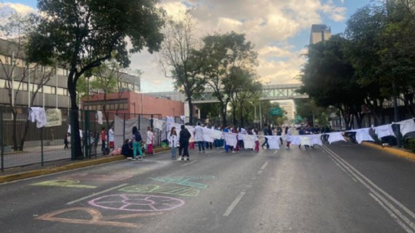 Caos en la CDMX: Médicos residentes bloquean avenidas al norte y al sur de la capital