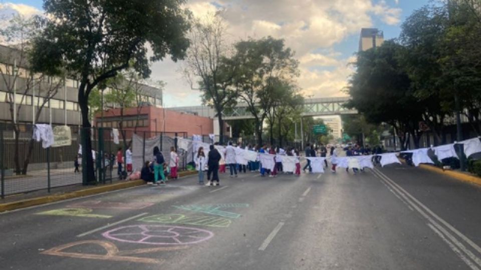 Médicos residentes bloquean Av. Marina Nacional