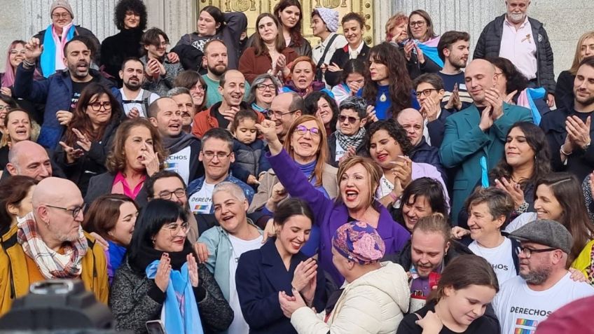 España: diputados aprueban ley que permite el cambio de género