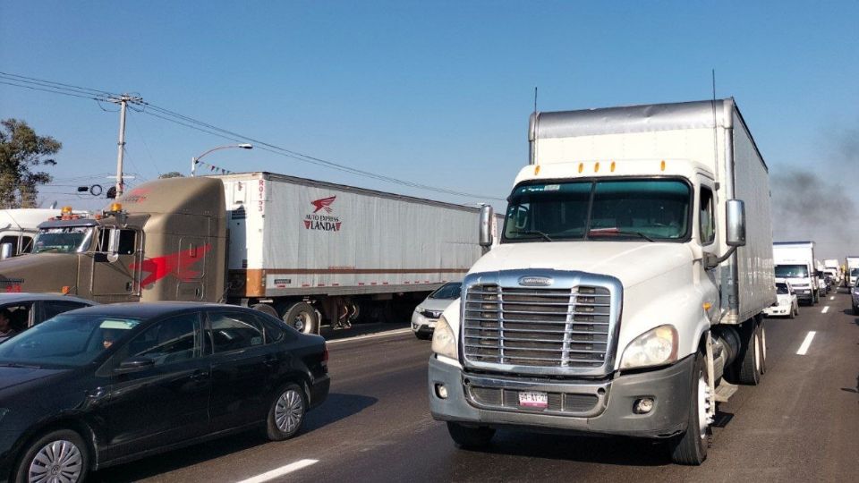 Impiden el paso de los vehículos, hay una fila de cinco kilómetros.