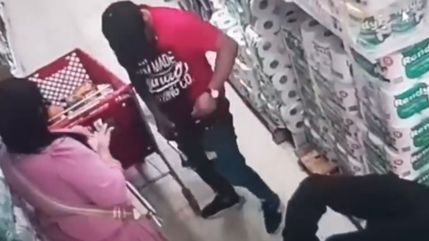 VIDEO: Terror en supermercado, rateros armados roban a clientes