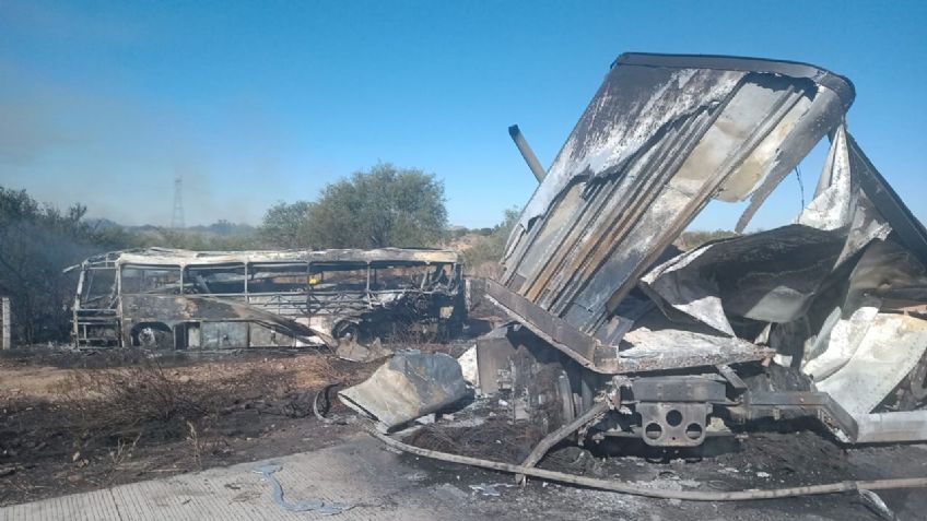 Sonora: 5 lesionados y unidades calcinadas fueron el saldo de un aparatoso choque entre un tráiler y camión