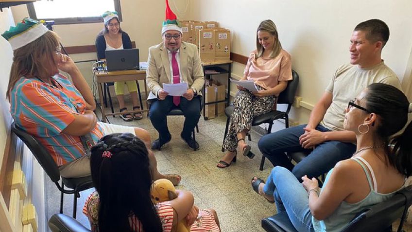 Regalo de Navidad: Un juez disfrazado de Santa Claus le anuncia a una pequeña que ya será parte de una familia