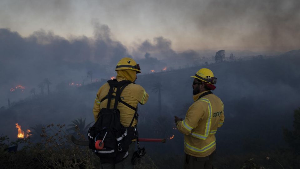 Más de 400 bomberos trabajan para controlar el fuego y evitar que siga consumiendo casas