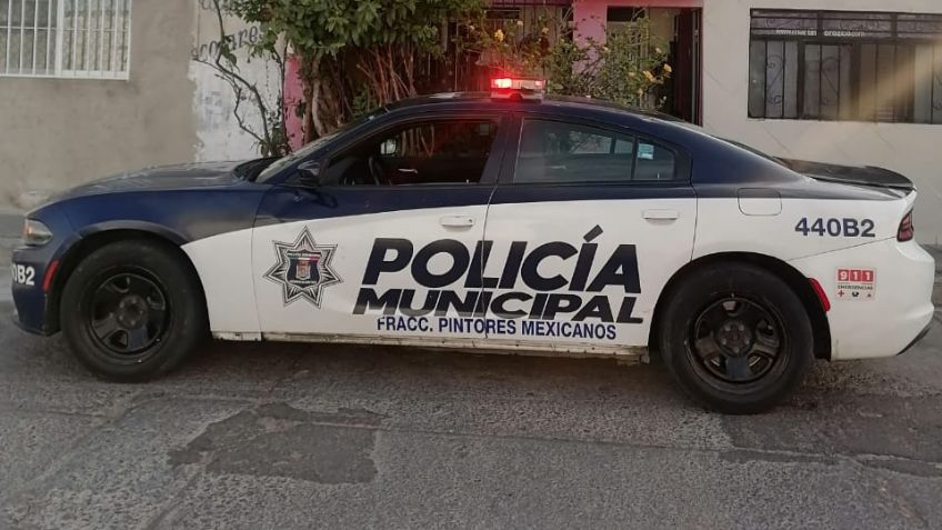 Encuentra a su hijo suspendido de una estructura fija