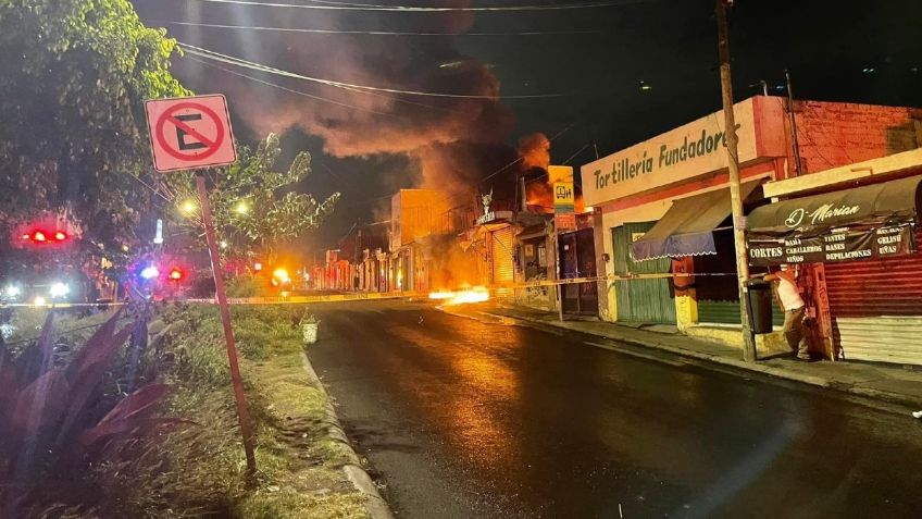 Querétaro: incendio consume cuatro locales, no se reportan heridos