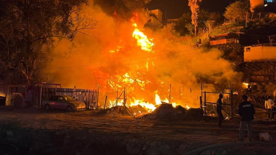 El incendio destruyó 13 casas en Tijuana.