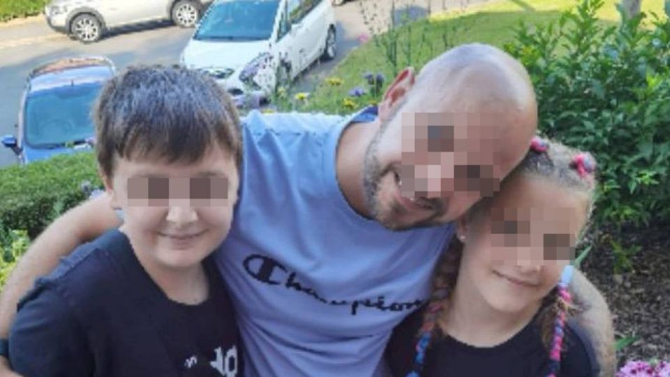 Los dos hermanos que fueron asesinados mientras posan en la foto con su padre biológico.