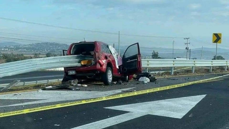 El fatal accidente cobró la vida de los papás y dejó al bebé herido de gravedad.