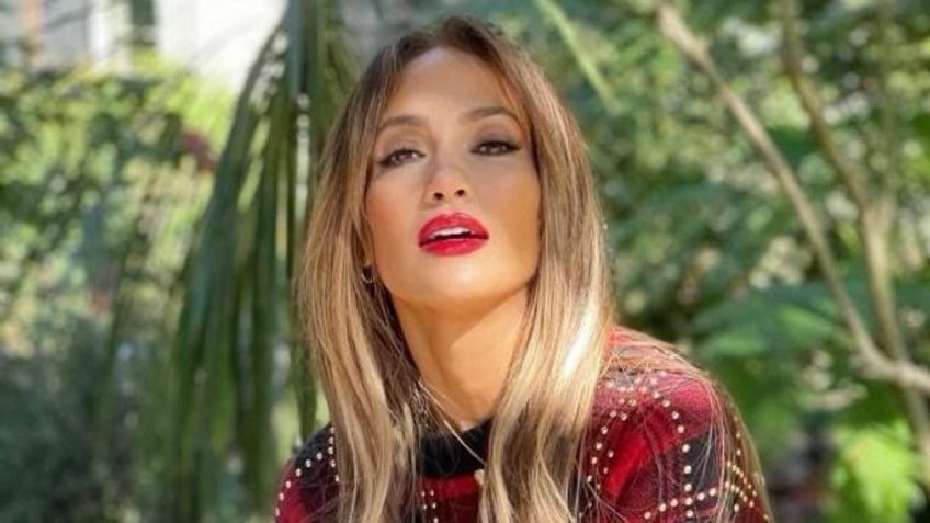 JLo impone moda con coqueto minivestido azul