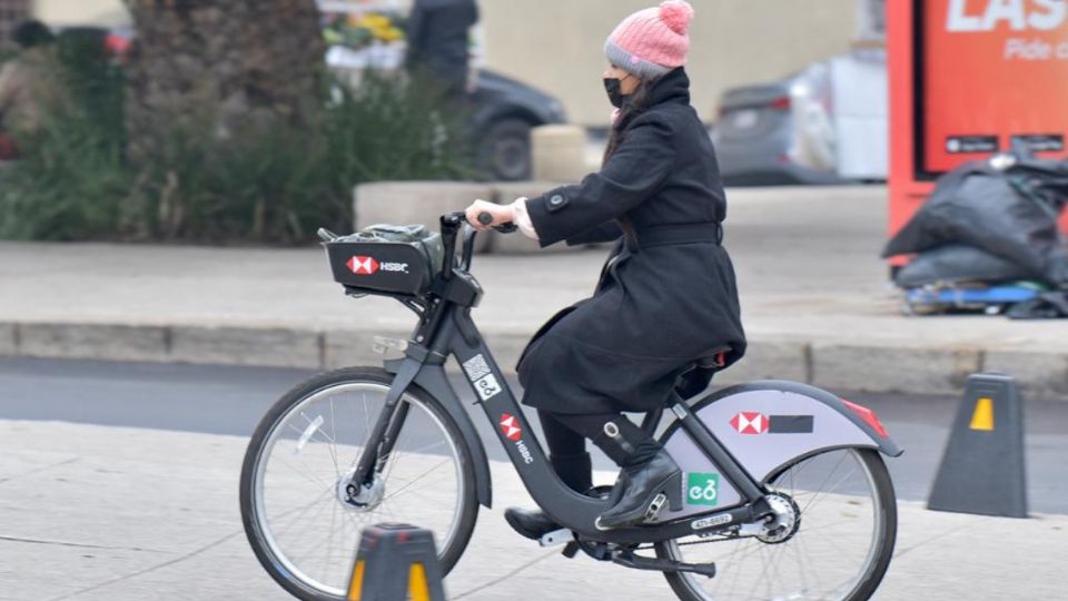 Continúan las bajas temperaturas en la CDMX, esta mañana en la zona centro el termómetro marco 6 grados, con lo que la ciudadanía salió bien abrigada con gorros, bufandas y chamarras.