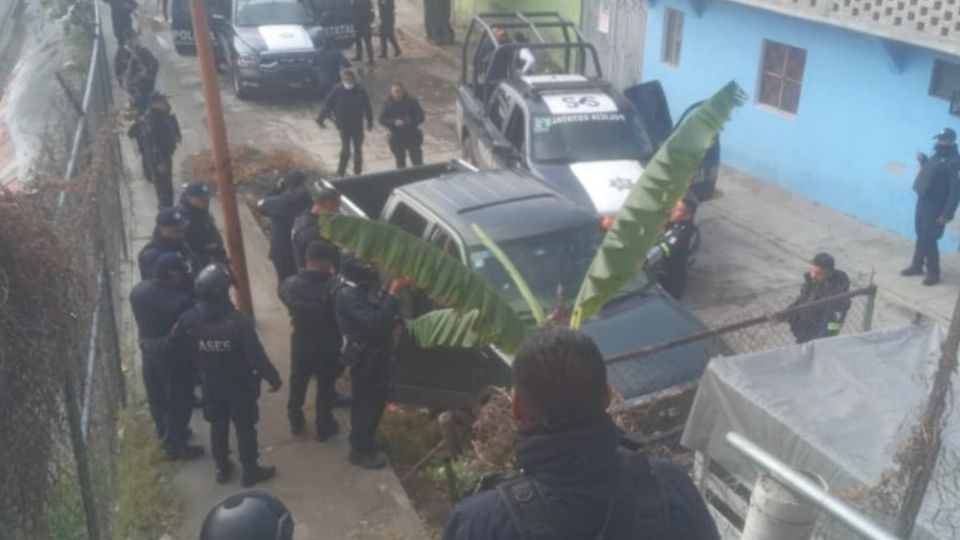 El auto robado y la patrulla quedaron a un lado de la autopista México-Pachuca.