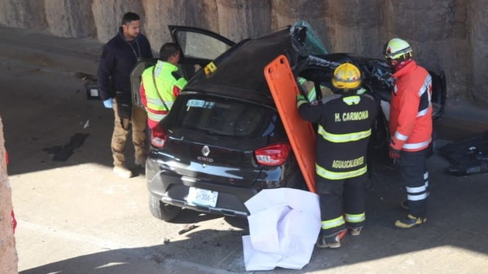 Los hechos se registraron minutos después de las 09:00 horas del domingo, en el paso a desnivel de avenida Aguascalientes poniente y avenida Quezada Limón.
