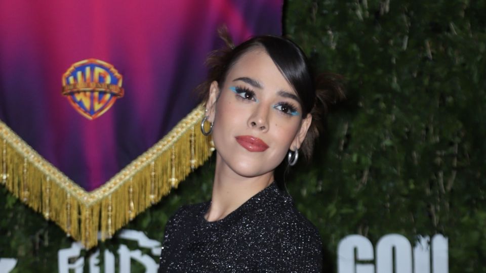 Danna Paola presume su figura con elegante look para Navidad