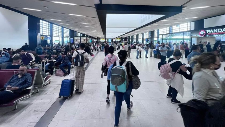 Algunos pasajeros llevan tres días en las salas de espera del grupo aeropuertario