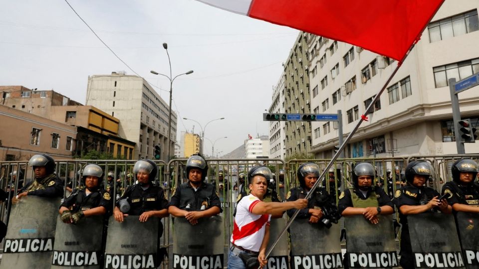 Manifestantes, que durante los últimos días han realizado protestas, reclaman el cierre del Congreso.