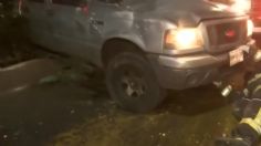 Un taxi se pasa el alto y provoca la volcadura de una camioneta con masa para quesadillas sobre La Viga