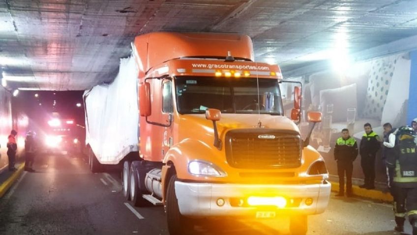 Caos en Viaducto: un tráiler intenta pasar sobre el bajo puente, se atora y genera tránsito