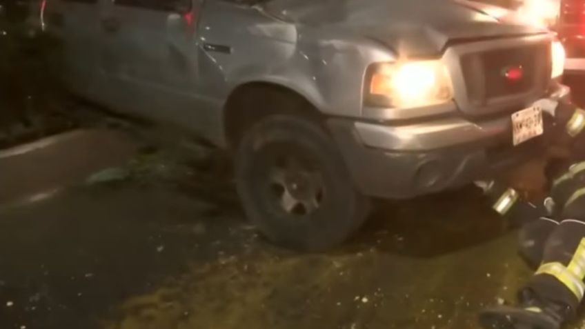 Un taxi se pasa el alto y provoca la volcadura de una camioneta con masa para quesadillas sobre La Viga