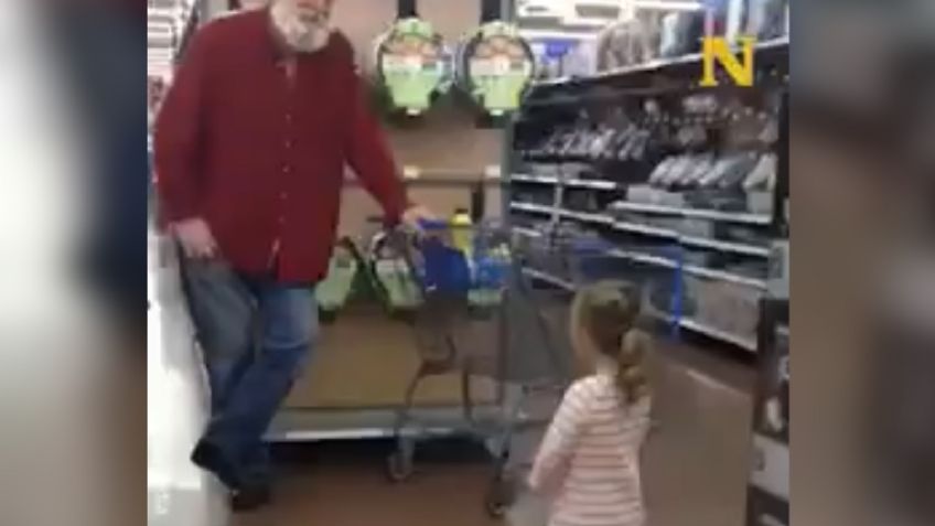 VIDEO | Una niña confunde a un abuelito con Santa Claus y enternece las redes