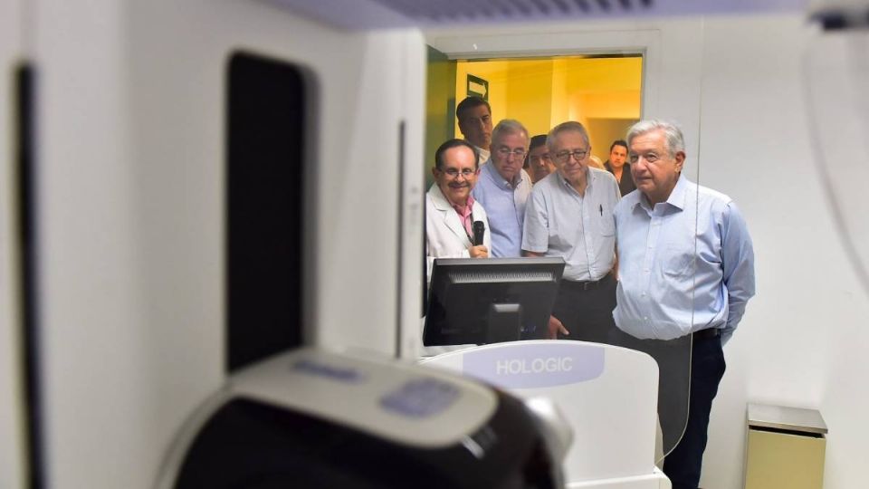 AMLO visitando una de las clínicas del IMSS-Bienestar.