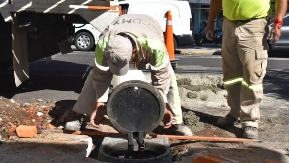 Personal del gobierno capitalino ha tapado varias coladeras y registros faltantes