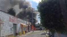 VIDEO: un feroz incendio consume la pista de hielo en la explanada municipal de Tultitlán