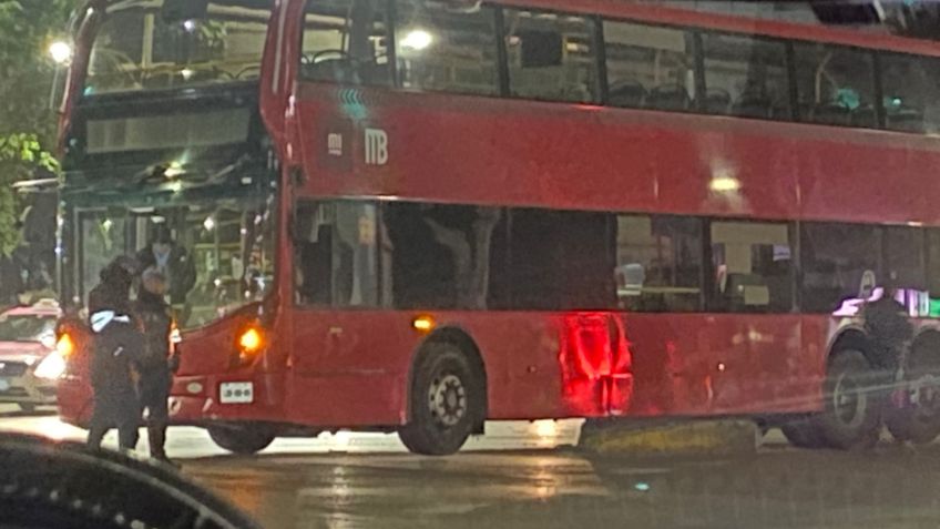 Mañana complicada en la CDMX: un Metrobús se atoró en un camellón entre Insurgentes y Reforma