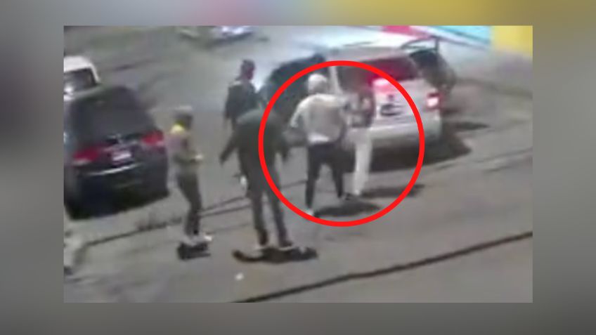 VIDEO: el angustioso momento en que tres sujetos asaltan a punta de pistola a una pareja en Naucalpan