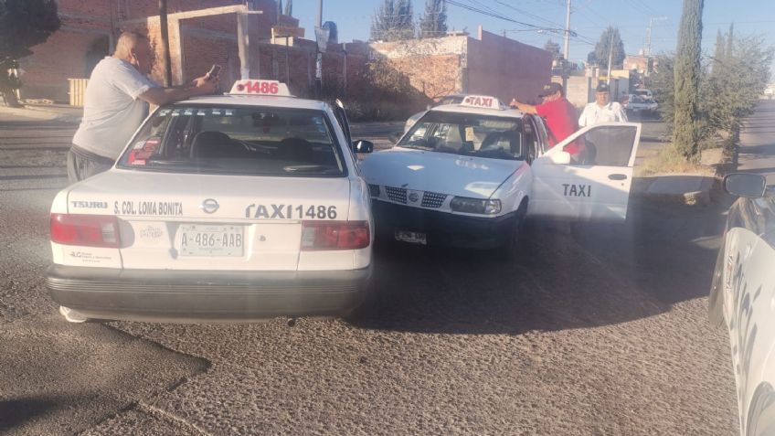 Imprudente taxista choca su carro contra el de su compañero