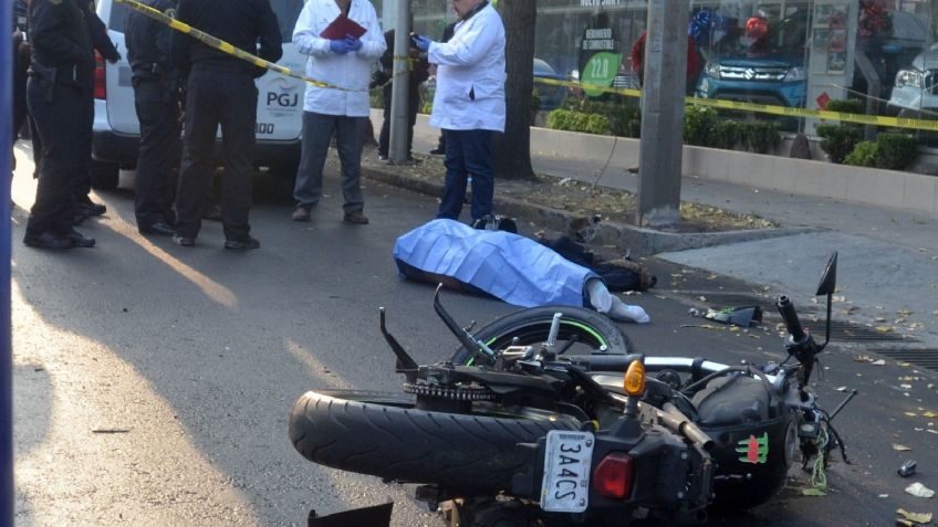 VIDEO | Motociclista viaja con su mamá y ella muere tras impactarse con un taxi en Iztapalapa