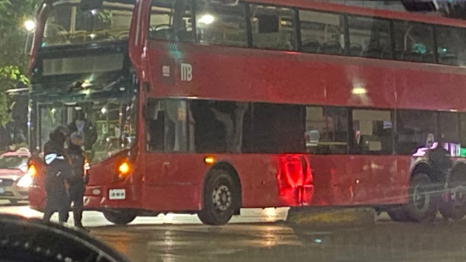 El Metrobús quedó atorado en un camellón.