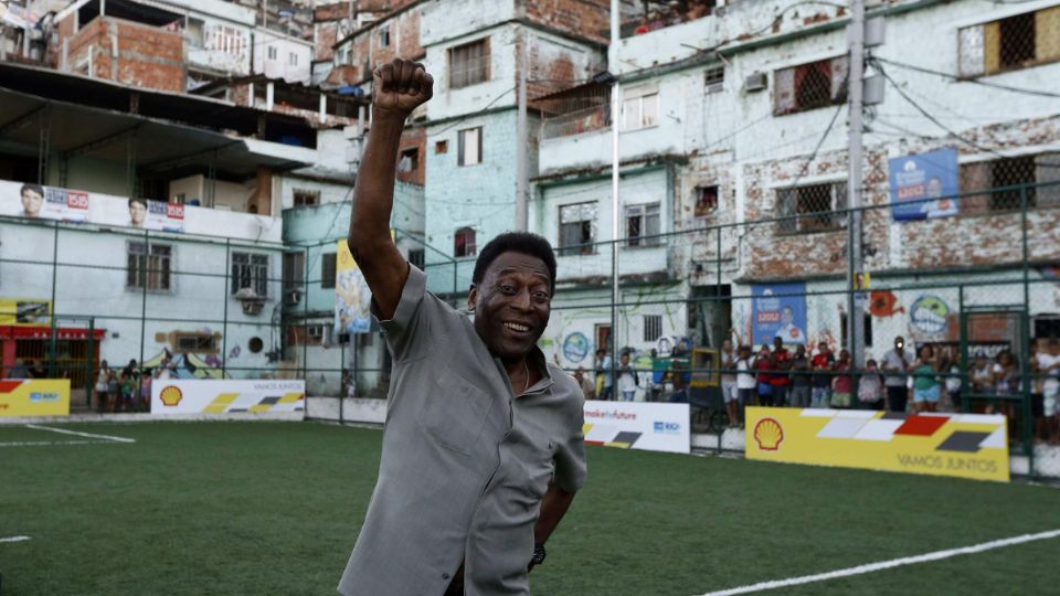 El exfutbolista brasileño Pelé saluda durante la presentación de un nuevo campo de fútbol en el barrio marginal de Morro da Mineira en Río de Janeiro.