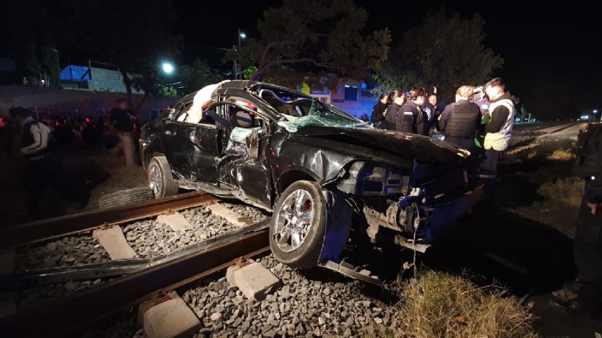 Conductor intenta ganarle el paso al tren y es arrastrado por la mole de acero