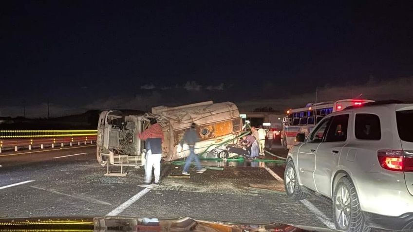 Pipa se vuelca sobre carro con familia en la autopista México-Pachuca: hay 4 heridos, entre ellos 2 infantes