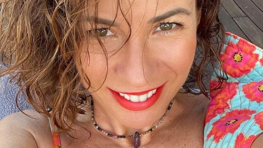 Desde un camastro, Ingrid Coronado paraliza la red con colorido bikini