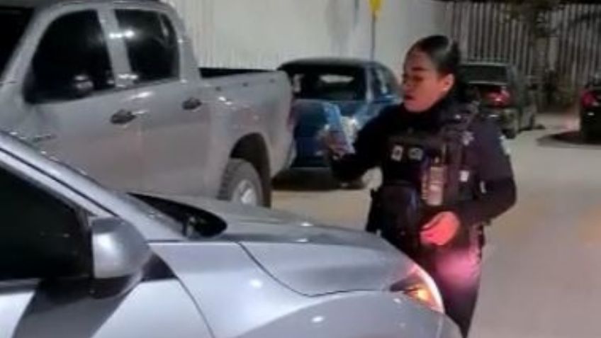 Mujer intenta arrollar a policía municipal tras dejar encerrada a una mujer de la tercera edad en un vehículo