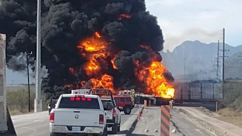 VIDEO: Arde una pipa en Nuevo León tras chocar con un tren en plenas vías