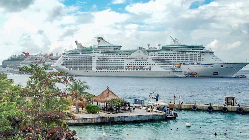 La Isla de las Golondrinas recibió este jueves el crucero de lujo Silver Dawn