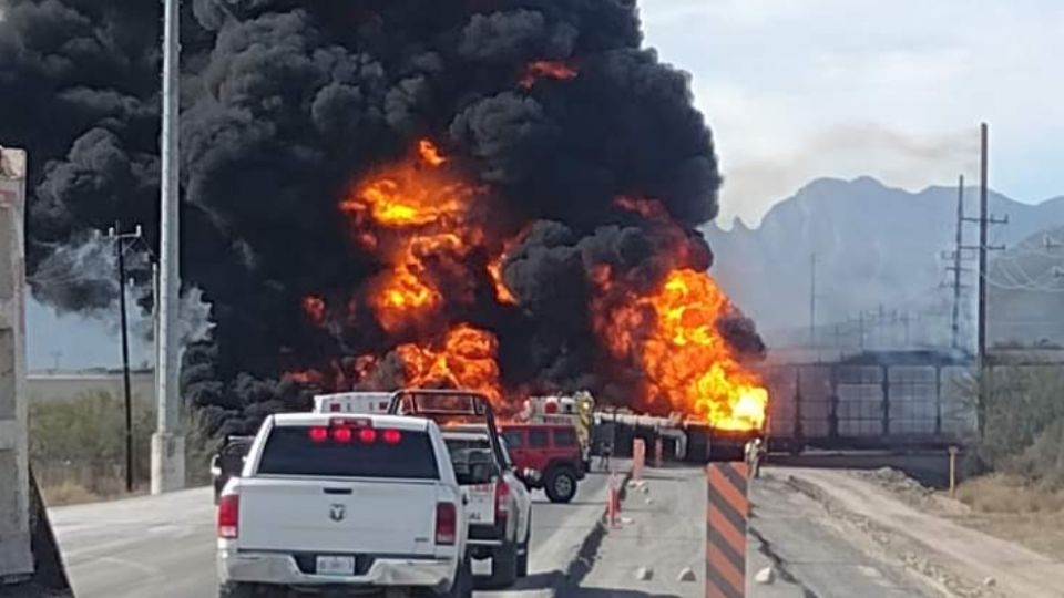 Los primeros reportes señalan que la pipa intentó pasar primero que el tren FOTO: Twitter/ Vulcano-7