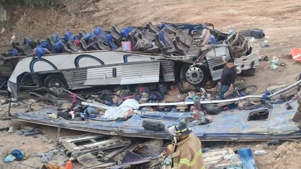 Testigos refieren que el chofer de la unidad -en la que viajaban al menos 40 turistas- perdió el control en una curva