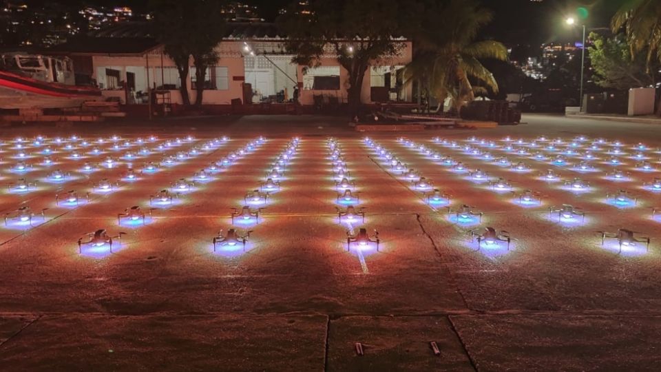 El equipo técnico realizó pruebas de las coreografías de los drones que participarán en el espectáculo