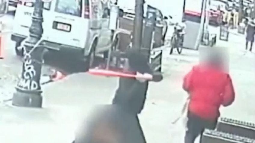 VIDEO: un ciudadano enfurecido golpea a otro hombre en la cabeza con un bate