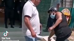 VIDEO | Sale de prisión y su madre lo recibe a cinturonazos: "Nunca es tarde para corregirlos”