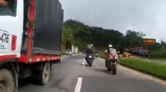 VIDEO | El impactante momento en que un motociclista a toda velocidad embiste a un ciclista