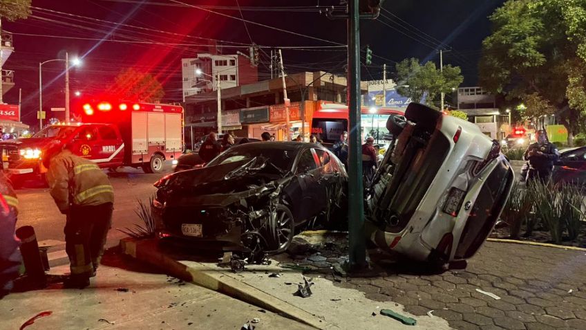 Accidente en la Moctezuma: un fuerte choque y volcadura deja dos personas heridas